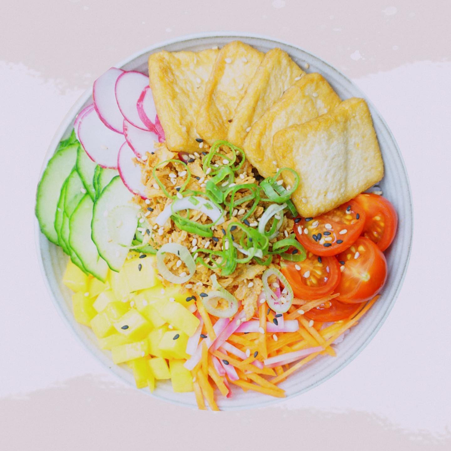 Poké bowl végétarien coloré